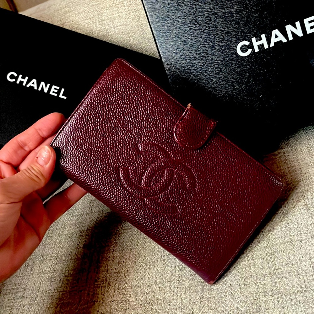 Chanel Raspberry Caviar long bifold wallet with front snap - Picture 2 of 15